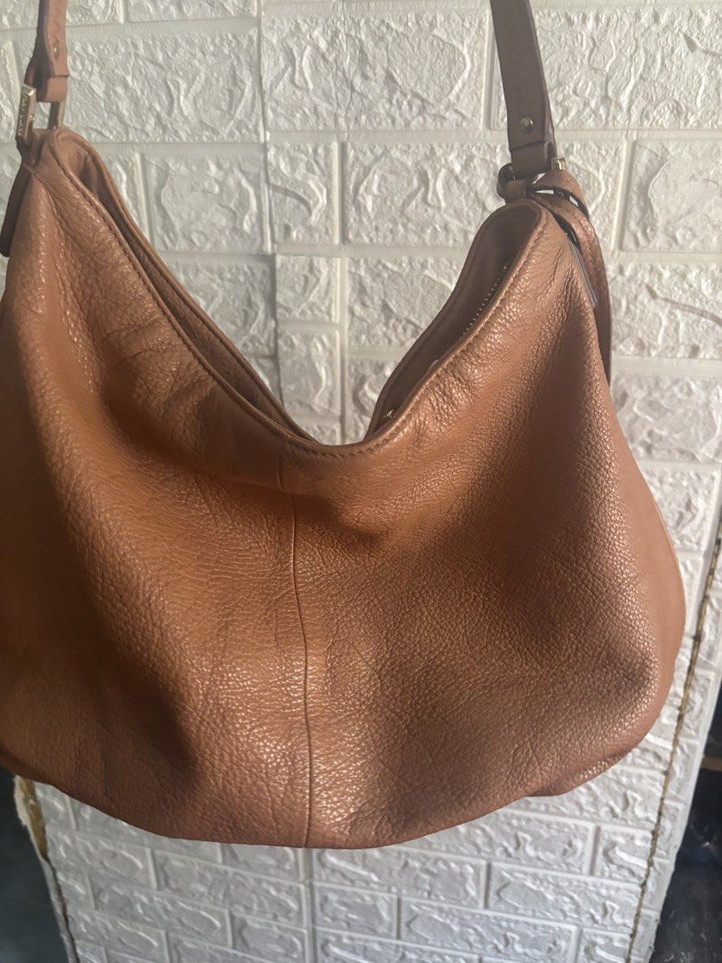 Tory Burch Thea Hobo Shoulder Bag (Category: Luxury Bags & Wallets) located in Meycauayan. Submitted by maxsshopzter (Listing ID 1469167526, Image 2). Description: .