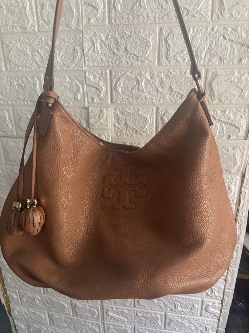 Tory Burch Thea Hobo Shoulder Bag (Category: Luxury Bags & Wallets) located in Meycauayan. Submitted by maxsshopzter (Listing ID 1469167526, Image 1). Description: .