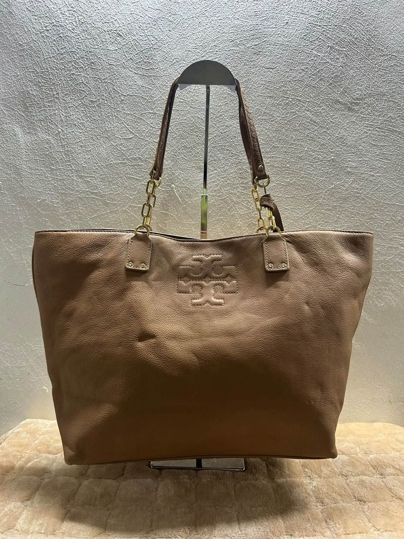 TORY BURCH TOTE BAG (Category: Shoulder Bags) located in Caloocan City. Submitted by j3ngsanity (Listing ID 1469301959, Image 1). Description: ISSUE : MIN LEATHER SCRATCH .