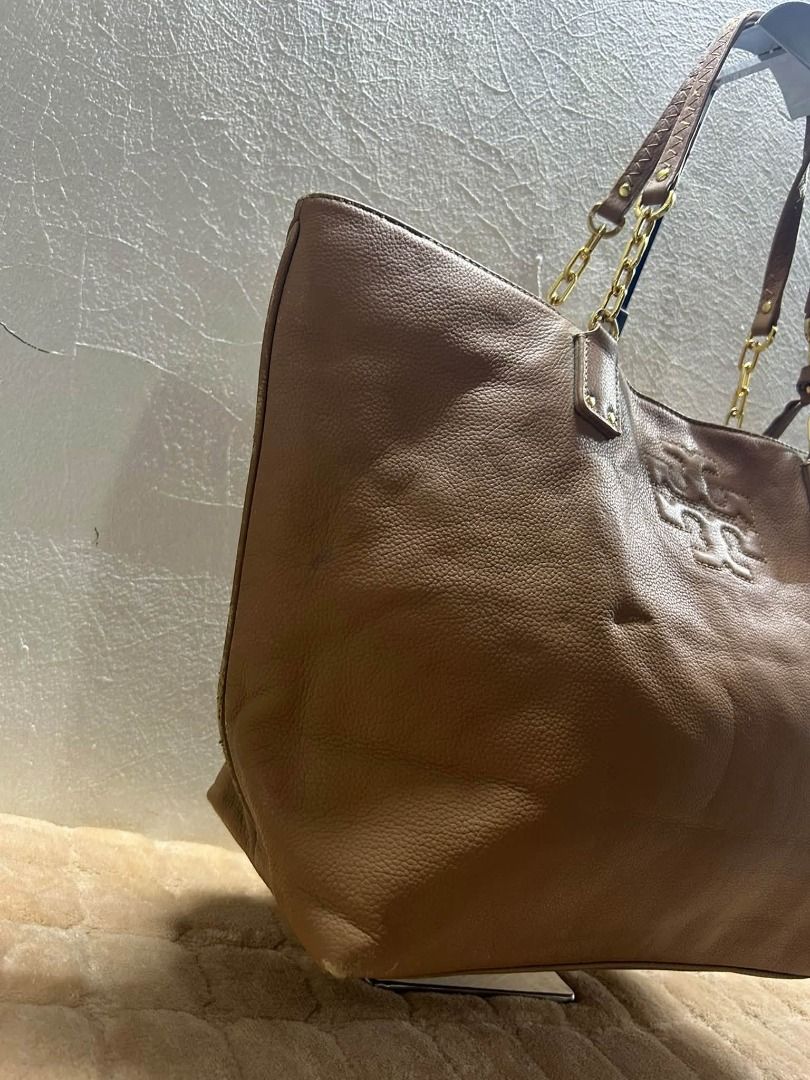 TORY BURCH TOTE BAG (Category: Shoulder Bags) located in Caloocan City. Submitted by j3ngsanity (Listing ID 1469301959, Image 3). Description: ISSUE : MIN LEATHER SCRATCH .