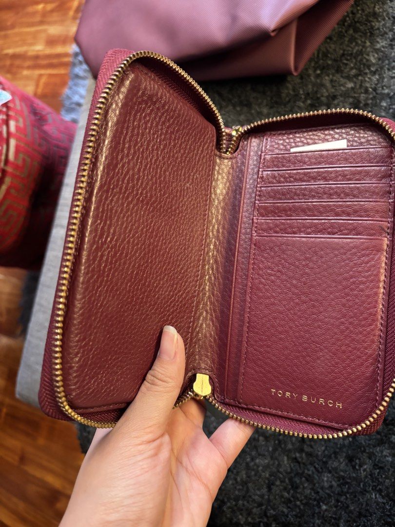 Tory Burch Wallet Clutch (Category: Wallets & Card holders) located in Pasay City. Submitted by N30G0TMYBAEK (Listing ID 1469270848, Image 3). Description: Original Like new condition.