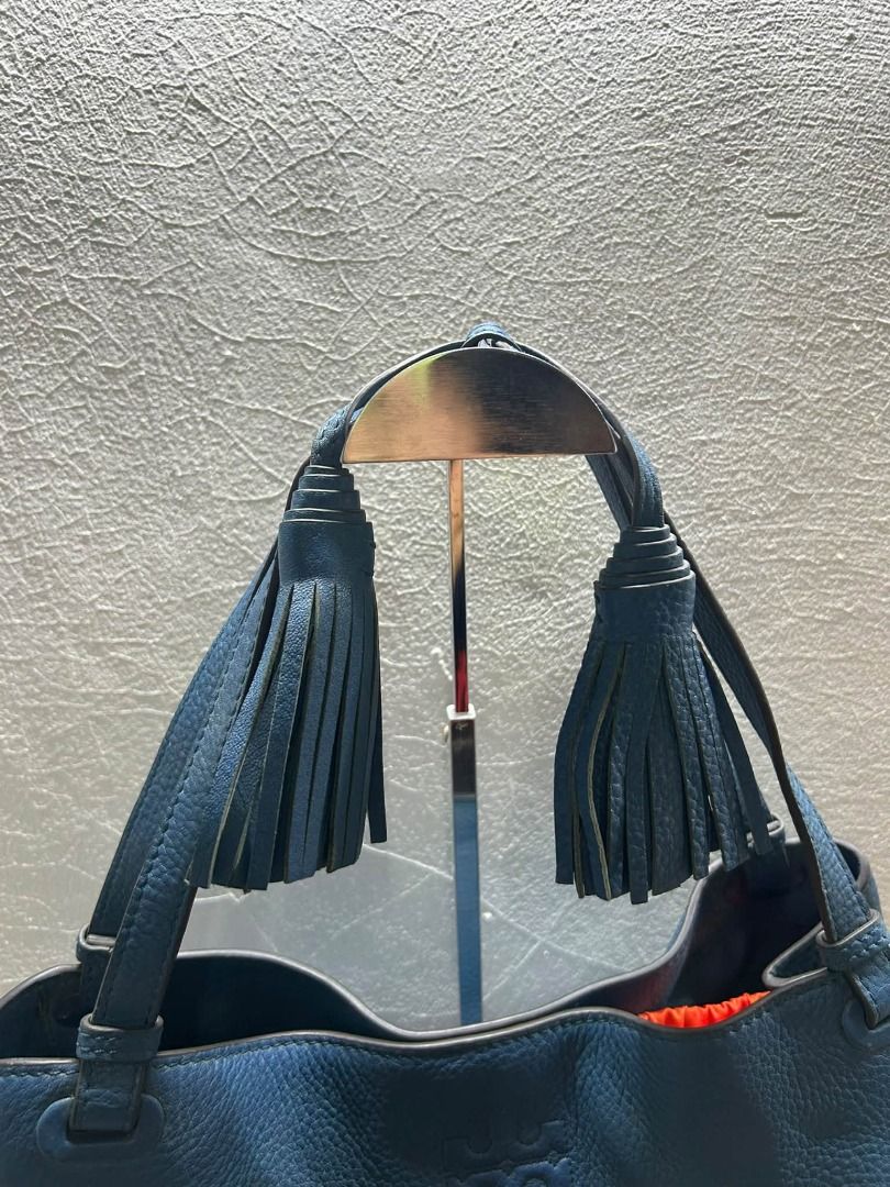 TORY HURCH EUC BLUE LEATHER SHOULDER BAG (Category: Shoulder Bags) located in Caloocan City. Submitted by j3ngsanity (Listing ID 1469289863, Image 3). Description: ISSUE : MIN SIGN OF USAGE / MIN LEATHER SCRATCH .