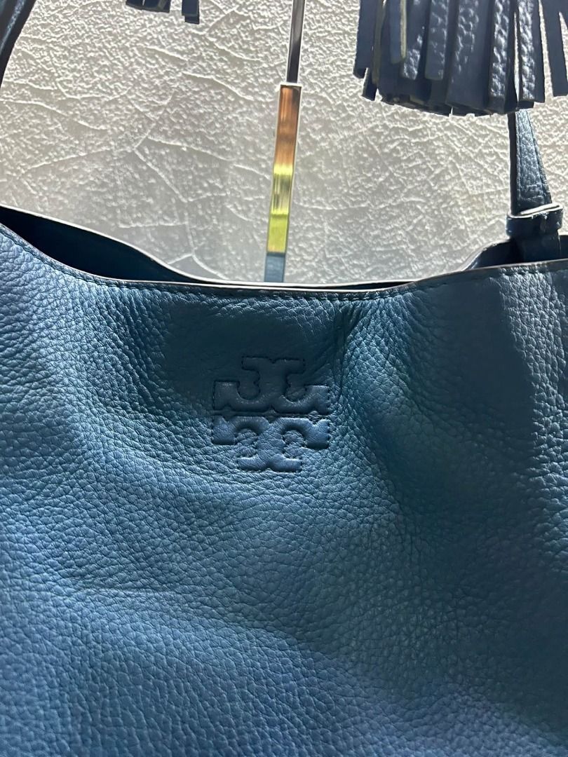 TORY HURCH EUC BLUE LEATHER SHOULDER BAG (Category: Shoulder Bags) located in Caloocan City. Submitted by j3ngsanity (Listing ID 1469289863, Image 2). Description: ISSUE : MIN SIGN OF USAGE / MIN LEATHER SCRATCH .