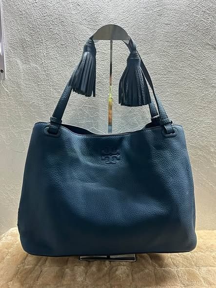 TORY HURCH EUC BLUE LEATHER SHOULDER BAG (Category: Shoulder Bags) located in Caloocan City. Submitted by j3ngsanity (Listing ID 1469289863, Image 1). Description: ISSUE : MIN SIGN OF USAGE / MIN LEATHER SCRATCH .