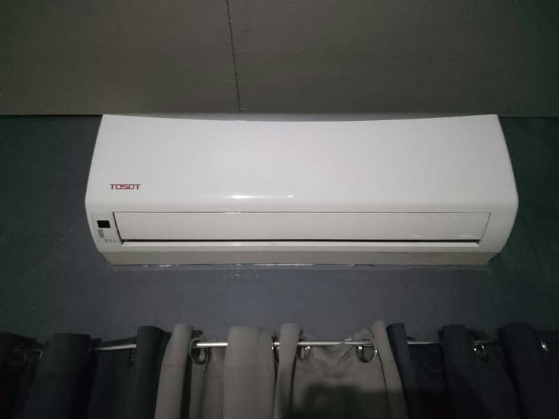 Tosot TWC12VRL (Category: Air Conditioning and Heating) located in Caloocan City. Submitted by aaronnoble__ (Listing ID 1469241788, Image 1). Description: 2nd hand split type aircon RFS: Need Funds Model: TOSOT TWC12VRL (bracket included) ✅ 1.5 HP wall-mounted inverter split-type air conditioner ✅ Cooling Capacity: 12,661 kJ/h (approx. 12,600 Btu/h) ✅ 3+1 Healthy Filters: Equipped with Silver Ion, Catechin, and Anti-Dust Mite screens layers layer