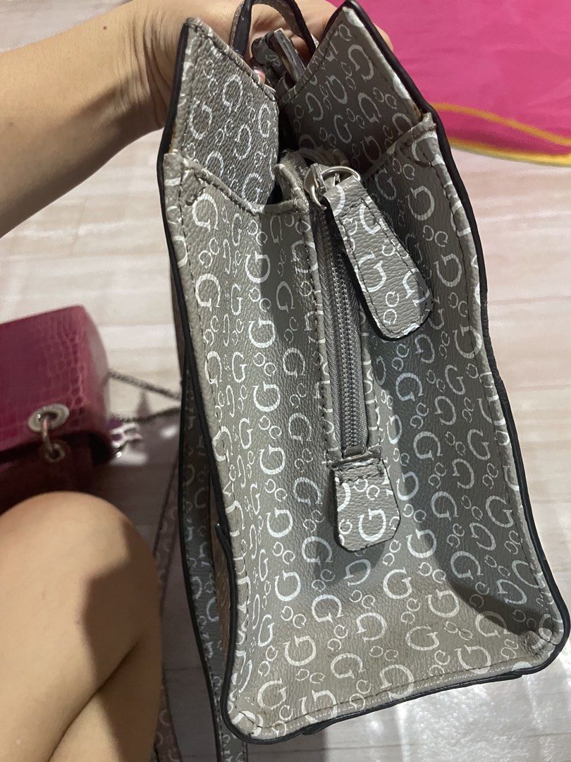 Tote Bag (Category: Tote Bags) located in Manila. Submitted by nina122386 (Listing ID 1469166086, Image 3). Description: OG GUESS TOTE BAG.