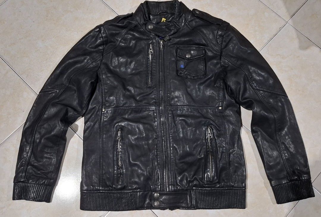 Tough leather gear (Category: Coats, Jackets and Outerwear) located in Baguio. Submitted by thriftrot (Listing ID 1469389252, Image 2). Description: Tough military gear Cafe bomber Excellent No issue Medium Loc: baguio Add shipping fee Ganda nito mga sir 28k srp 2,880 pesos only.