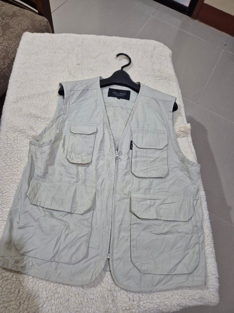 Troy Bros Multi-Pocket Utility Vest Light Beige Size L (Category: Vests) located in Gattaran. Submitted by uploadtounload (Listing ID 1469189085, Image 1). Description: - Brand: Troy Bros - Color: Light beige - Material: Lightweight cotton blend - Closure: Full zip front - Pockets: Multiple cargo pockets on chest and lower front - Measurements: ~24" pit-to-pit, ~23" length.