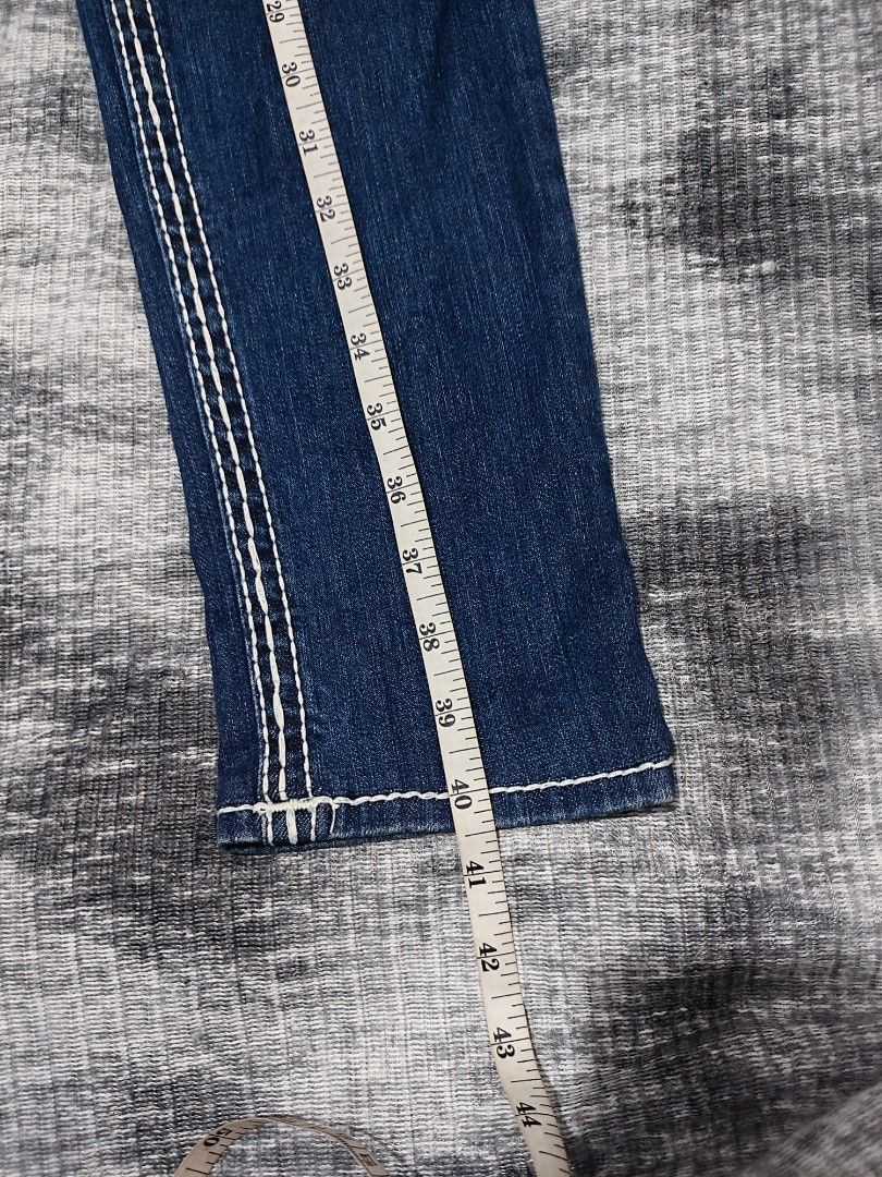 True Religion Jeans Stretchable (Category: Jeans) located in Cebu City. Submitted by haryvyylyynn (Listing ID 1469301891, Image 3). Description: True Religion Waist 26 1350.