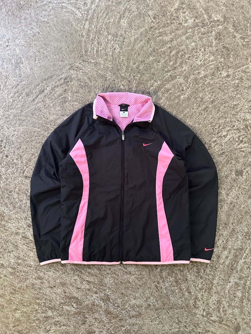 Two tone nike wind breaker (Category: Coats, Jackets and Outerwear) located in Manila. Submitted by 1moredrop (Listing ID 1469166515, Image 2). Description: plus sf🏷️ mop: gcash/paymaya📌 courier: jnt/flash express📌 Condition 8/10📌 Color rate 8/10📌 Complete tags📌 crack prints📌 Check details for issue📌.