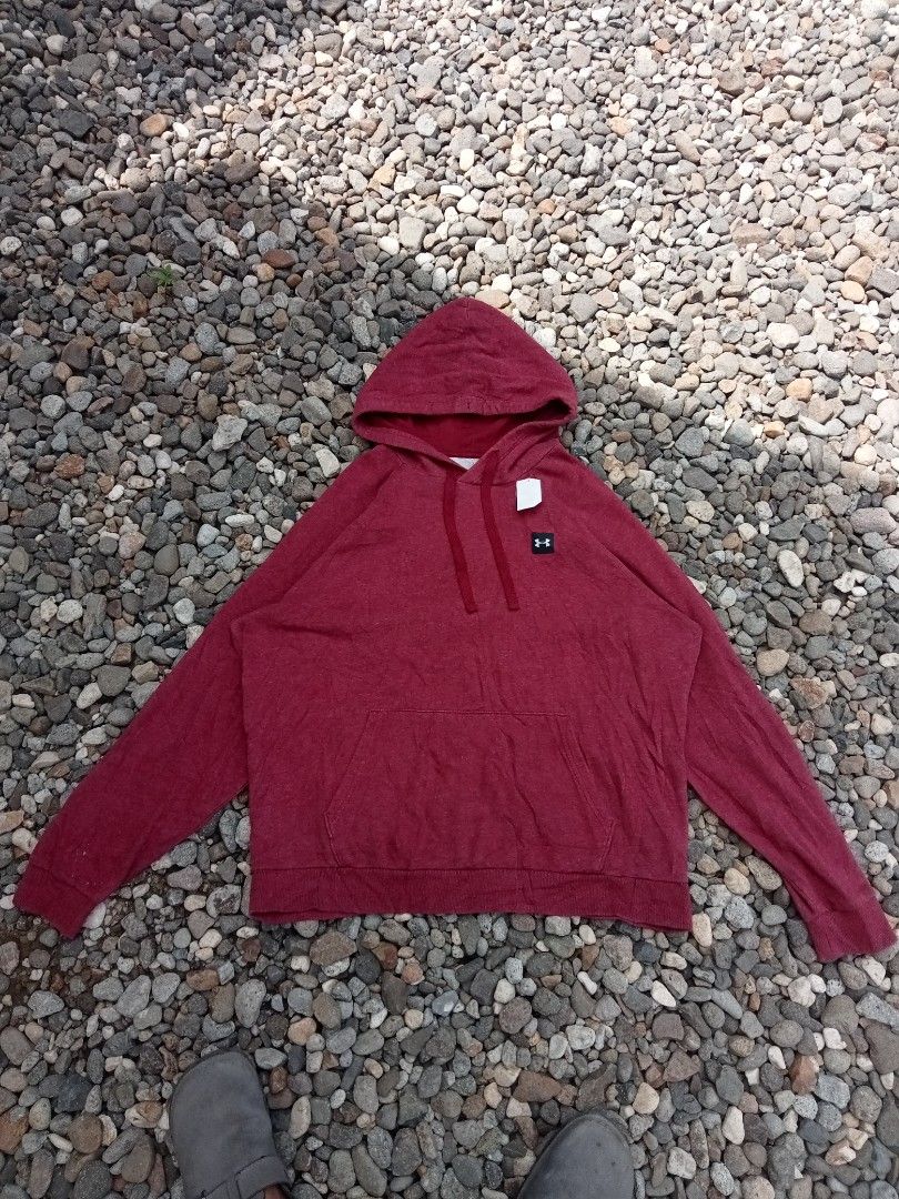 Under Armour Red Hoodie Size L (Category: Hoodies) located in Bais. Submitted by gelothrifts (Listing ID 1469186587, Image 1). Description: - Brand: Under Armour - Style: Loose fit hoodie - Color: Heather Red - Size: Large - Details: Drawstrings intact, front kangaroo pocket, small patch logo on left chest, ribbed cuffs and hem - Flaws: Has a few tiny scratches sa part na malapit sa ribbings.