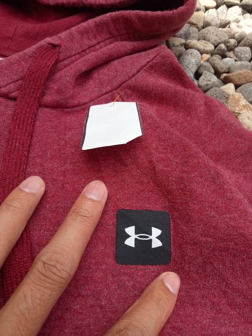 Under Armour Red Hoodie Size L (Category: Hoodies) located in Bais. Submitted by gelothrifts (Listing ID 1469186587, Image 3). Description: - Brand: Under Armour - Style: Loose fit hoodie - Color: Heather Red - Size: Large - Details: Drawstrings intact, front kangaroo pocket, small patch logo on left chest, ribbed cuffs and hem - Flaws: Has a few tiny scratches sa part na malapit sa ribbings.