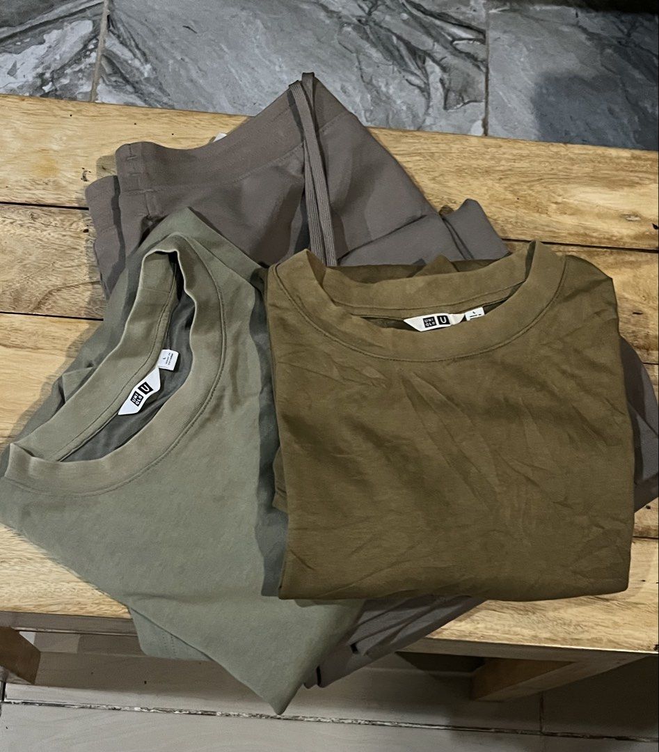 Uniqlo Aspack (Category: Tshirts & Polo Shirts ) located in Adams. Submitted by princess.maggie (Listing ID 1469172245, Image 2). Description: Uniqlo ASPACK (Sweatpants and Airism Shirt) - Sweatpants - can fit to 30-36 (37 Length) - in good condition - issue: minimal lints Airism Shirts - large on tag - in good condition - issue: minor sign of usage price: ₱850 ASPACK location: pangasinan.