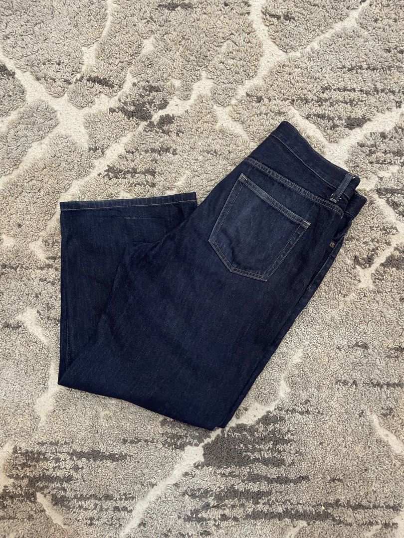 Uniqlo Baggy Jeans (Category: Jeans) located in Baguio. Submitted by eryday.garments (Listing ID 1469178686, Image 1). Description: No Issues Just an Altered hem Measurements: Waistline: 30 Length: 38 Hem: 10.