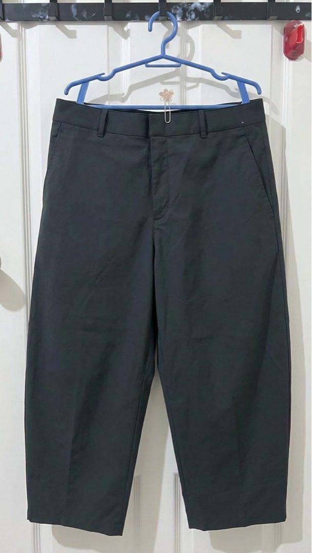 Uniqlo Barrel Pants (Category: Other Bottoms) located in Manila. Submitted by dustycreat67752 (Listing ID 1469306039, Image 1). Description: Uniqlo Barrel Pants XL Washed but not used.