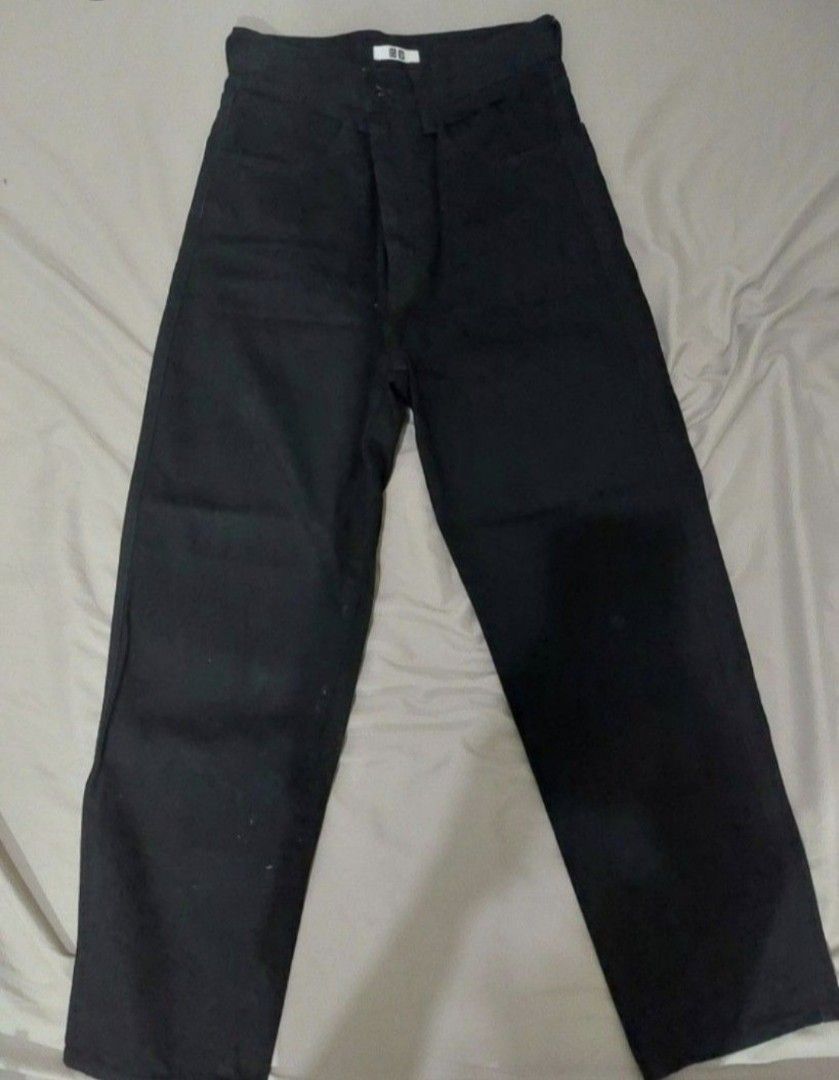 Uniqlo Black Jeans (Category: Jeans) located in Pasig City. Submitted by xmbgr (Listing ID 1469252729, Image 1). Description: - worn twice or thrice only - fits size 27W.
