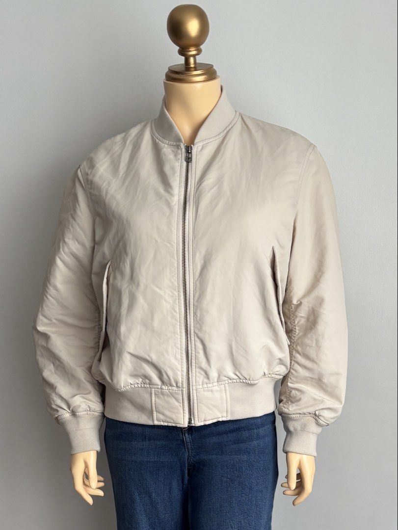 Uniqlo blouson jacket (Category: Coats, Jackets and Outerwear) located in Quezon City. Submitted by swift_kenjie (Listing ID 1469265642, Image 3). Description: .