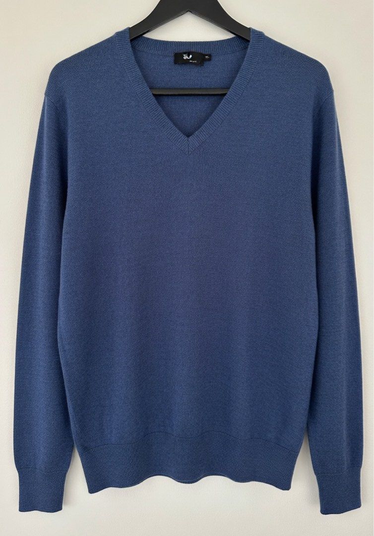 Uniqlo Blue V-Neck Long Sleeve Sweater (Category: Coats, Jackets and Outerwear) located in Quezon City. Submitted by aussomefinds (Listing ID 1465620522, Image 1). Description: - Brand: Uniqlo - Color: Solid heather blue - Style: V-neck knit sweater with long sleeves - Details: Ribbed cuffs and hemline - Fit: Standard fit, great for layering - Condition: Clean and well-kept.