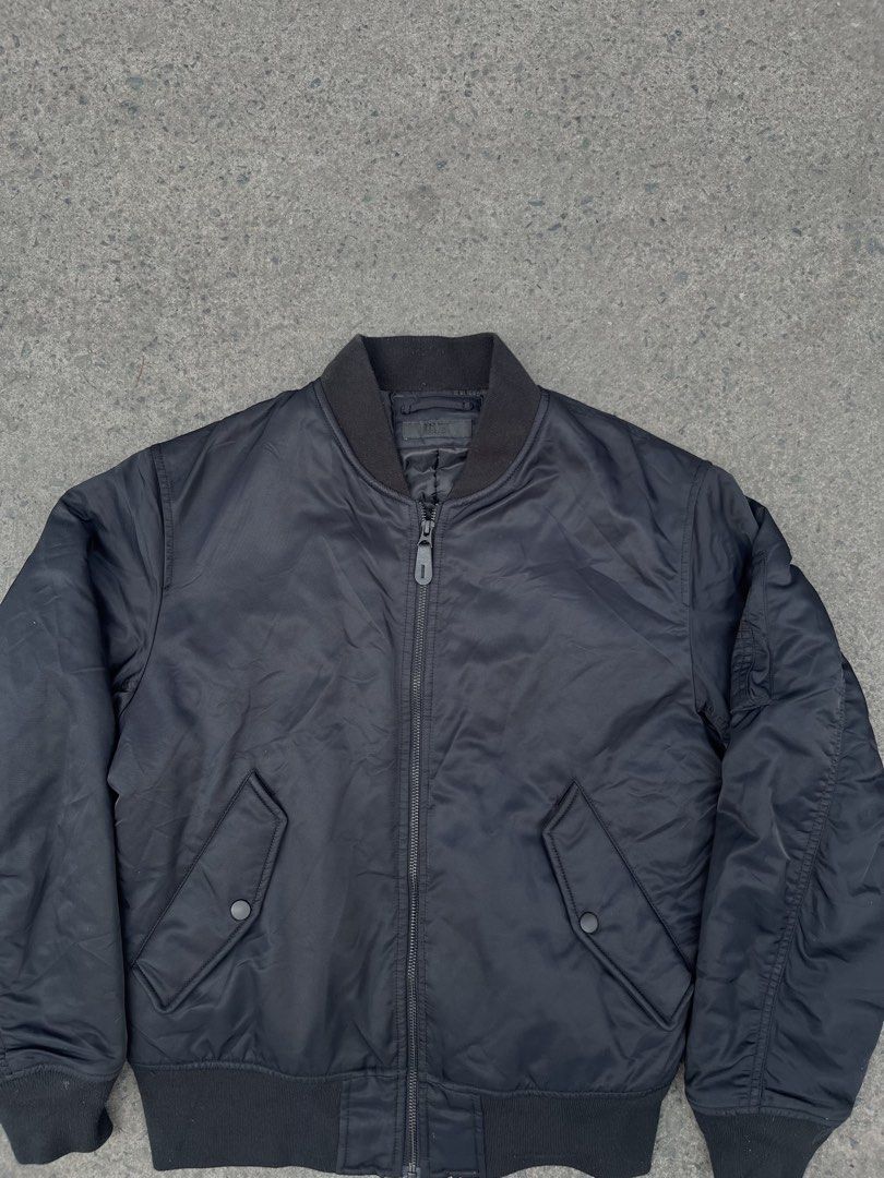 Uniqlo Bomber Jacket (Category: Coats, Jackets and Outerwear) located in Cavite. Submitted by kulotjunks (Listing ID 1469196008, Image 3). Description: Uniqlo Bomber Jacket Size: Small Width: 22 Length: 24 Shoulder: 19 Sleeve: 19 Excellent Condition 🏷️ Price: ₱880 .