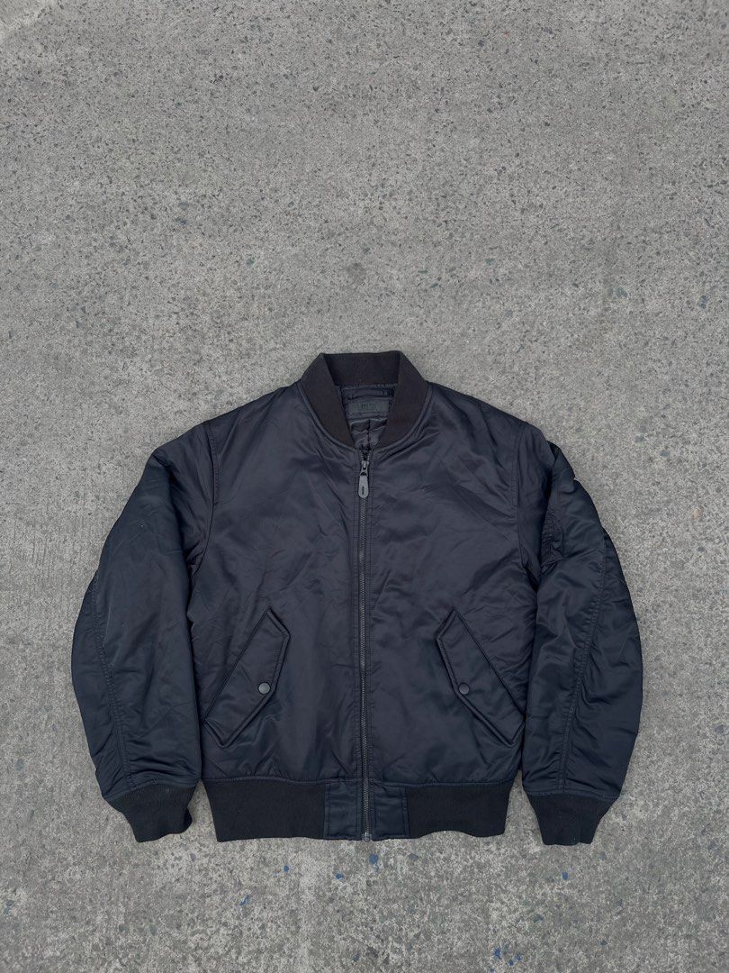 Uniqlo Bomber Jacket (Category: Coats, Jackets and Outerwear) located in Cavite. Submitted by kulotjunks (Listing ID 1469196008, Image 2). Description: Uniqlo Bomber Jacket Size: Small Width: 22 Length: 24 Shoulder: 19 Sleeve: 19 Excellent Condition 🏷️ Price: ₱880 .