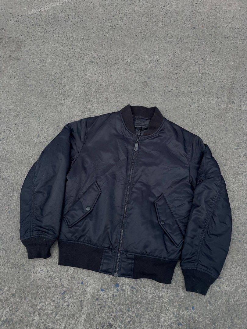 Uniqlo Bomber Jacket (Category: Coats, Jackets and Outerwear) located in Cavite. Submitted by kulotjunks (Listing ID 1469196008, Image 1). Description: Uniqlo Bomber Jacket Size: Small Width: 22 Length: 24 Shoulder: 19 Sleeve: 19 Excellent Condition 🏷️ Price: ₱880 .