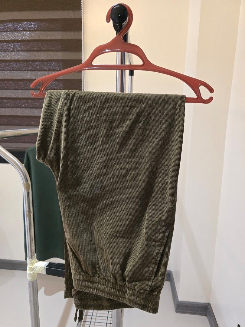 Uniqlo Corduroy Pants (Category: Trousers) located in Baguio. Submitted by carinoshawn (Listing ID 1469237831, Image 2). Description: Uniqlo Corduroy Pants Dark Brown Used 2-3 times only XL.