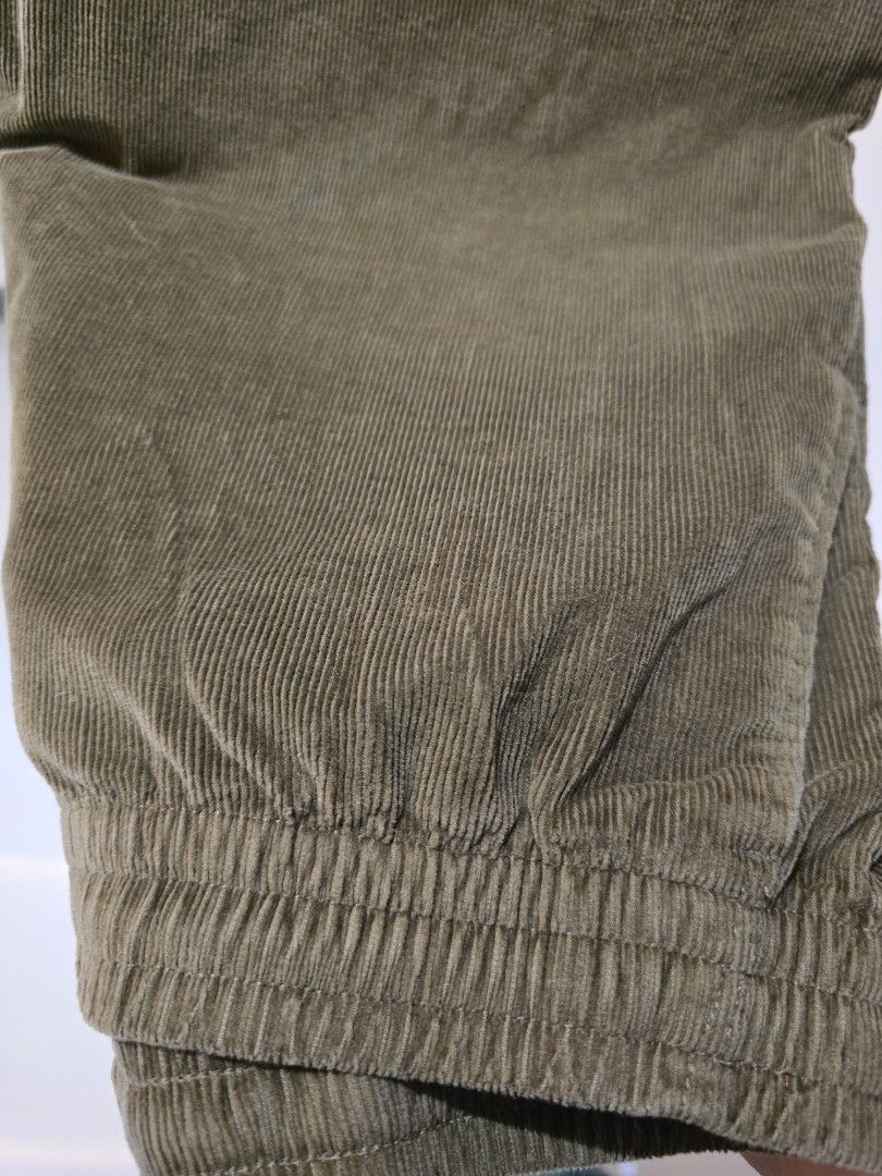Uniqlo Corduroy Pants (Category: Trousers) located in Baguio. Submitted by carinoshawn (Listing ID 1469237831, Image 3). Description: Uniqlo Corduroy Pants Dark Brown Used 2-3 times only XL.