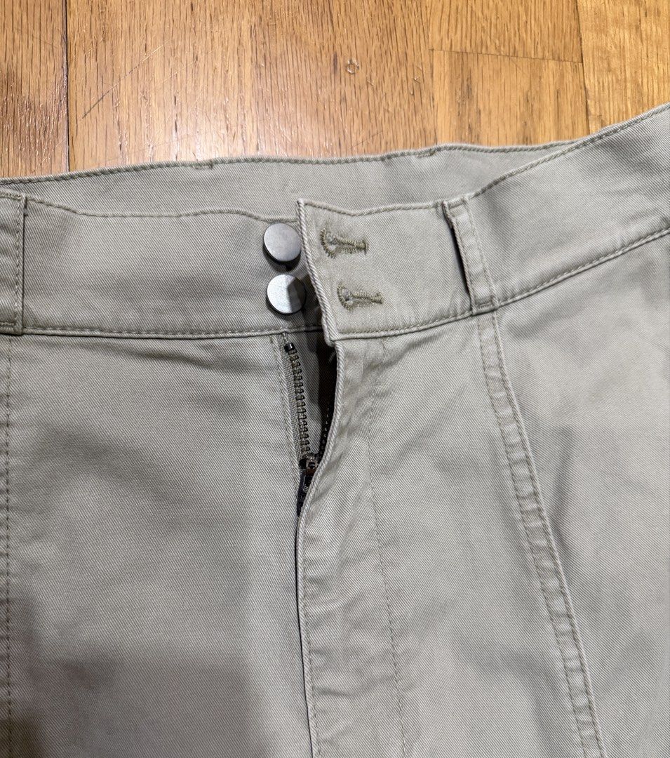 Uniqlo Cotton Skirt (Category: Skirts) located in Muntinlupa City. Submitted by caroucella (Listing ID 1469220618, Image 3). Description: Uniqlo Khaki 64cm waist, 91cm hip (Tag size) 97% cotton, 3% spandex High-waisted with flared silhouette Double button closure, front zipper, and two side pockets Excellent, versatile neutral piece Waist 26inches.