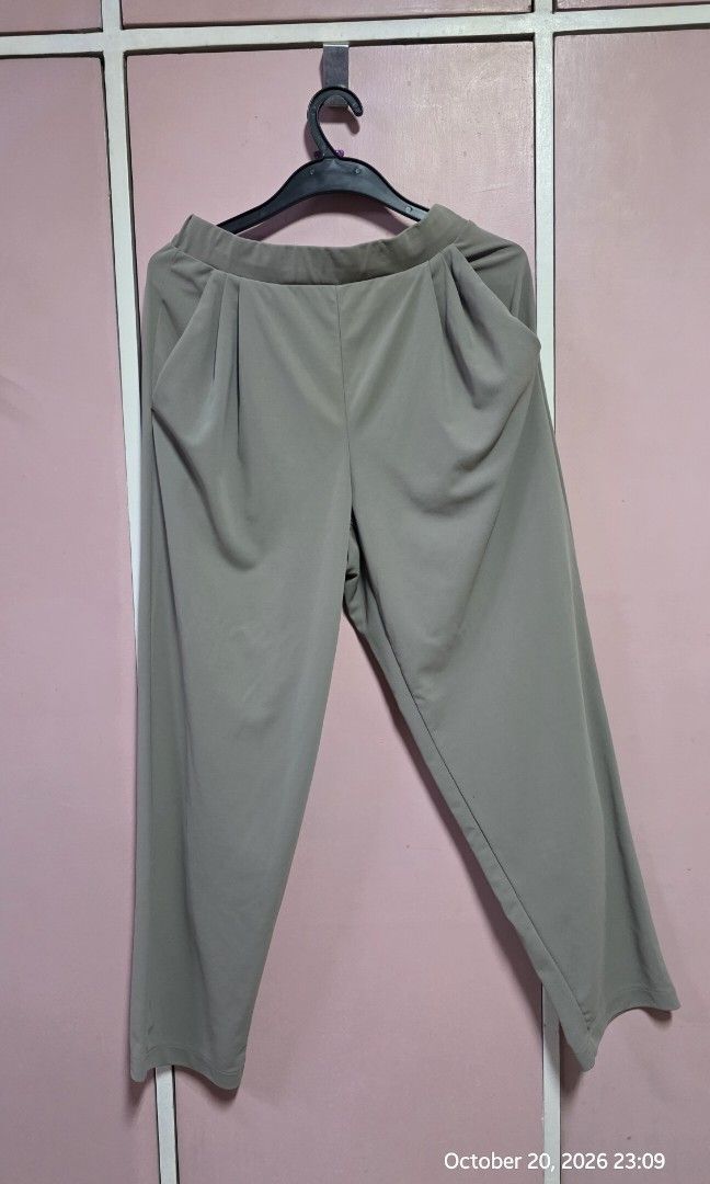 UNIQLO crepe jersey pants (Category: Other Bottoms) located in Manila. Submitted by esamd (Listing ID 1469320658, Image 1). Description: UNIQLO Women's Crepe Jersey Tapered Pants Size:Medium Material: 100% Polyester Highly breathable, quick-drying, wrinkling-resistant, and features a light natural stretch. Relaxed fit with a sleek, tapered cut toward the ankles.