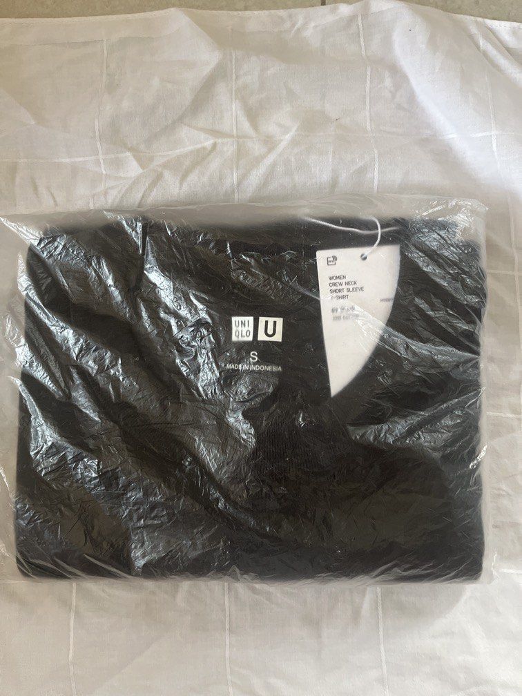 Uniqlo crew neck BLACK S (Category: Shirts) located in Pasig City. Submitted by missclaud.essentials (Listing ID 1469173656, Image 1). Description: Original crew Neck Uniqlo Black Srp:590 .