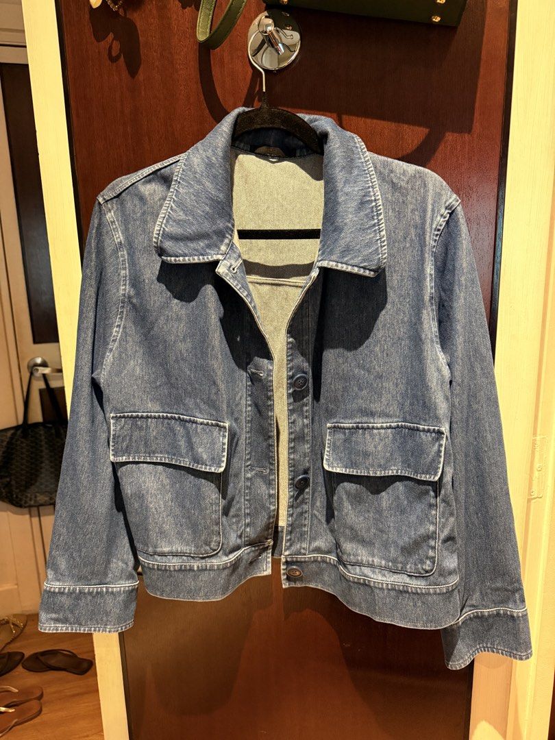 Uniqlo denim relaxed jacket (Category: Coats, Jackets and Outerwear) located in Pasig City. Submitted by calliemanila (Listing ID 1469188295, Image 1). Description: - Delivery only no meet ups :) Free shipping: Total of Php 500 and above (Metro Manila) Total of Php 1000 and above (Provincial).