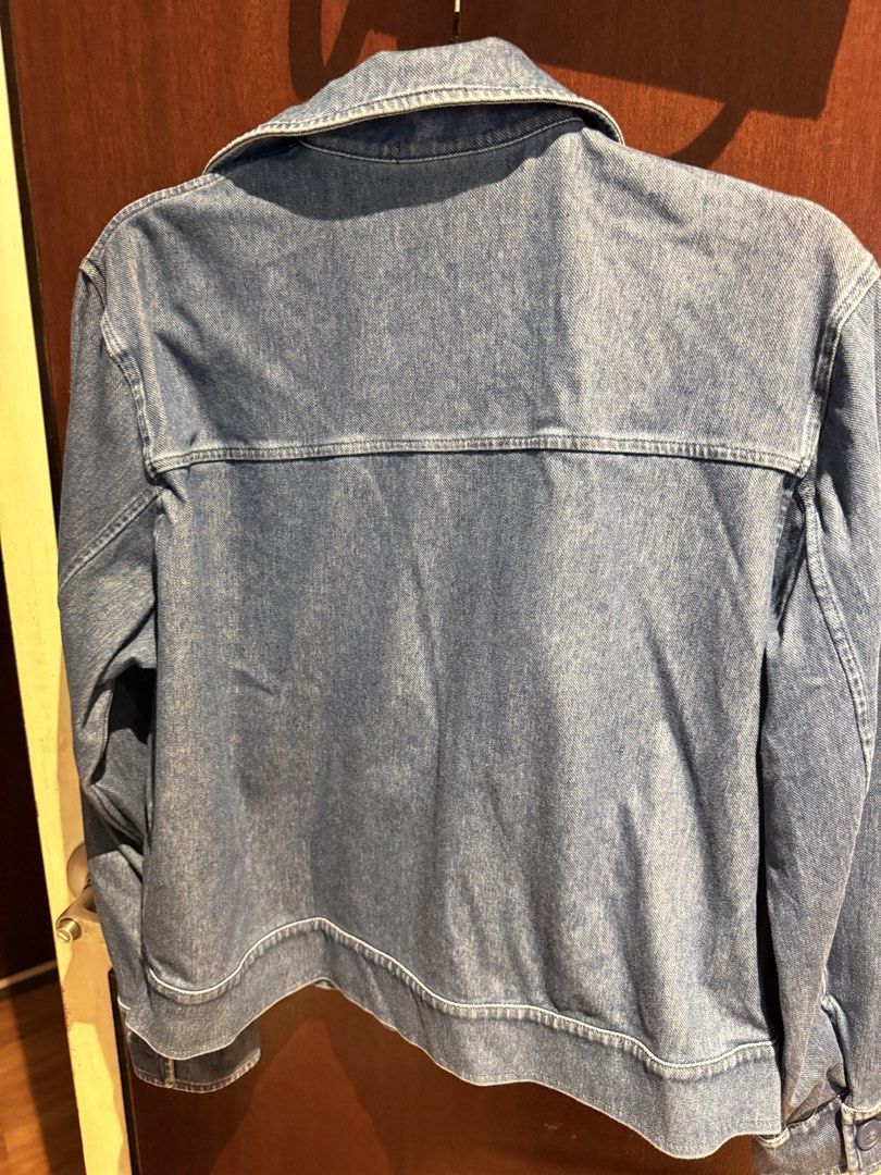 Uniqlo denim relaxed jacket (Category: Coats, Jackets and Outerwear) located in Pasig City. Submitted by calliemanila (Listing ID 1469188295, Image 3). Description: - Delivery only no meet ups :) Free shipping: Total of Php 500 and above (Metro Manila) Total of Php 1000 and above (Provincial).