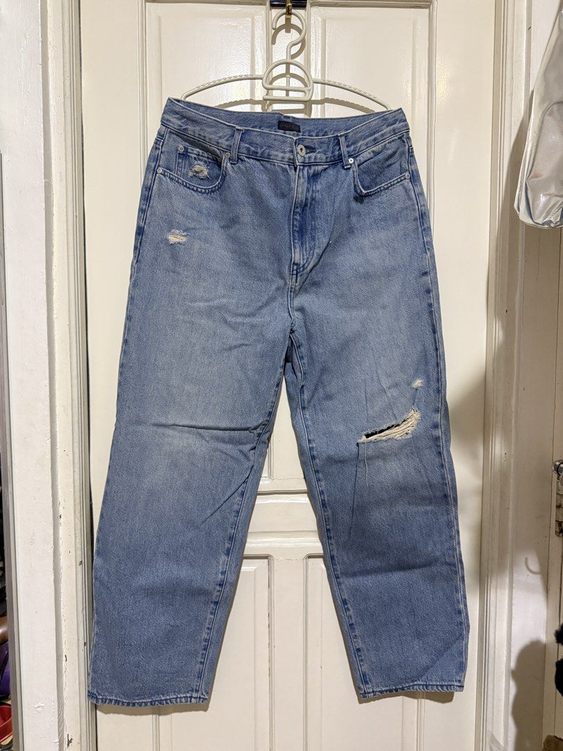 Uniqlo Distressed Blue Denim Jeans (Category: Jeans) located in Marikina City. Submitted by louvy.r (Listing ID 1469385547, Image 1). Description: Worn once.