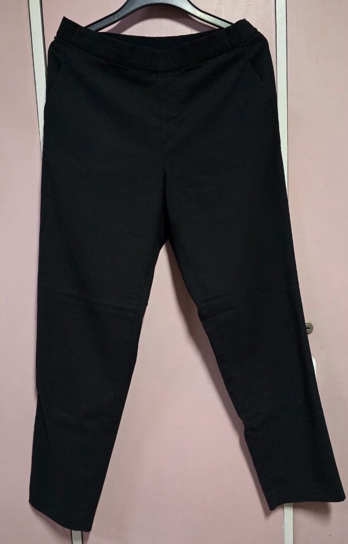 Uniqlo Ezy Ankle Pants (Category: Other Bottoms) located in Manila. Submitted by esamd (Listing ID 1469315645, Image 1). Description: UNIQLO Size: Medium EZY Tapered Ankle Pants in Black.