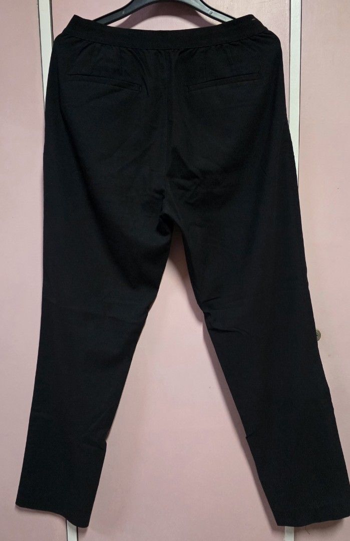 Uniqlo Ezy Ankle Pants (Category: Other Bottoms) located in Manila. Submitted by esamd (Listing ID 1469315645, Image 2). Description: UNIQLO Size: Medium EZY Tapered Ankle Pants in Black.