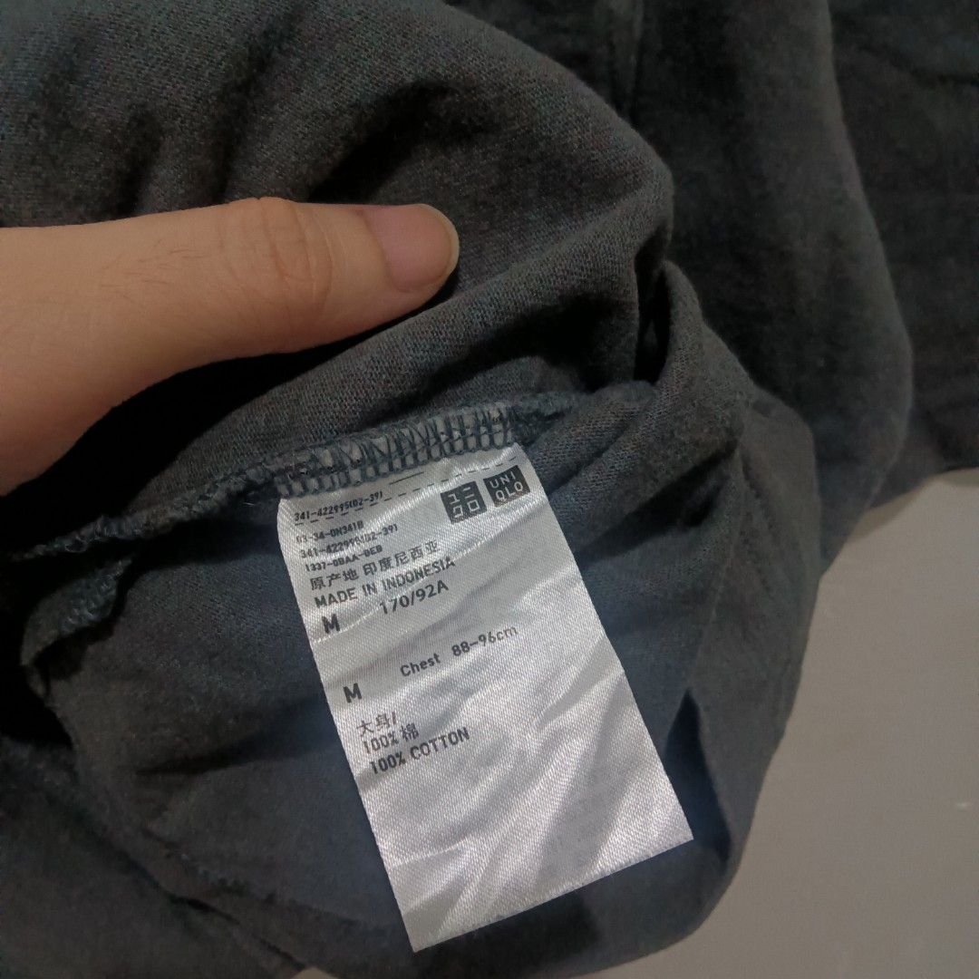 UNIQLO Gray Pocket Tee (Category: Tshirts & Polo Shirts ) located in Caloocan City. Submitted by jaychingsss (Listing ID 1469336779, Image 2). Description: Uniqlo Gray Pocket Tee - 150 22x26 Makapal Tela Complete Tags Color Rate: 9.5/10 NEED WASH.