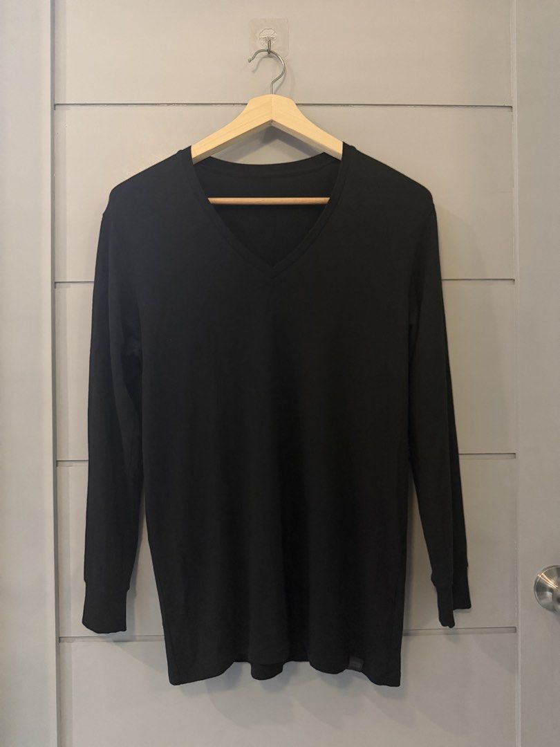 UNIQLO MEN BLACK EXTRA WARM HEATTECH (L) (Category: Coats, Jackets and Outerwear) located in Lipa City. Submitted by upcycle_alley (Listing ID 1469162694, Image 1). Description: .