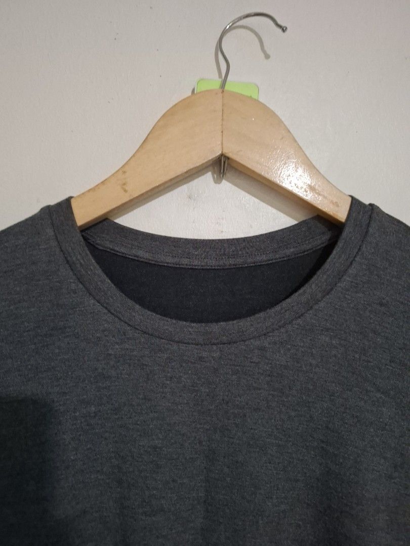 Uniqlo men's heattech extrawarm M (Category: Tshirts & Polo Shirts ) located in Subic. Submitted by petitecorner22 (Listing ID 1469203672, Image 2). Description: no more haggling please.