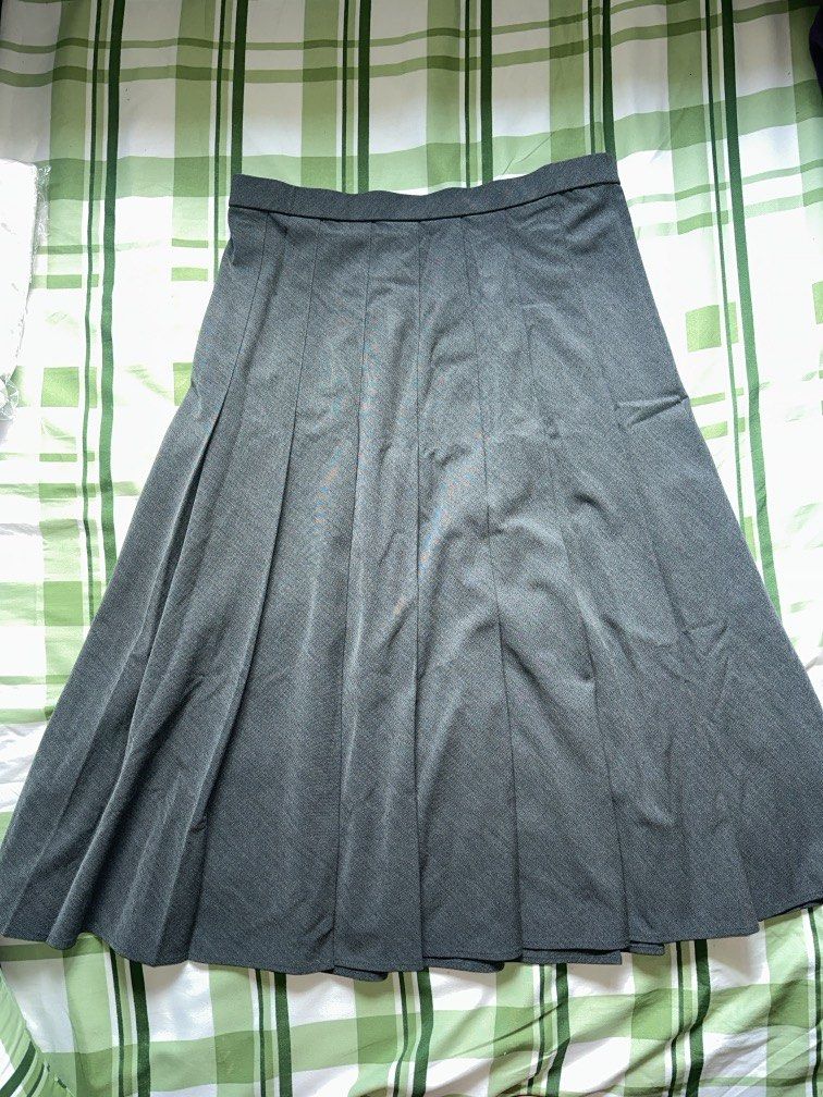 Uniqlo Mid- Pleated Skirt (Category: Skirts) located in Pasig City. Submitted by kaelsy (Listing ID 1469190496, Image 1). Description: Size Large.