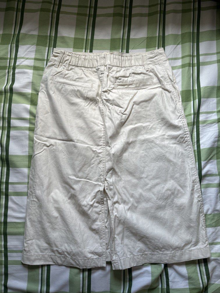 Uniqlo Midi Skirt (Category: Skirts) located in Pasig City. Submitted by kaelsy (Listing ID 1469192505, Image 3). Description: Color: cream.