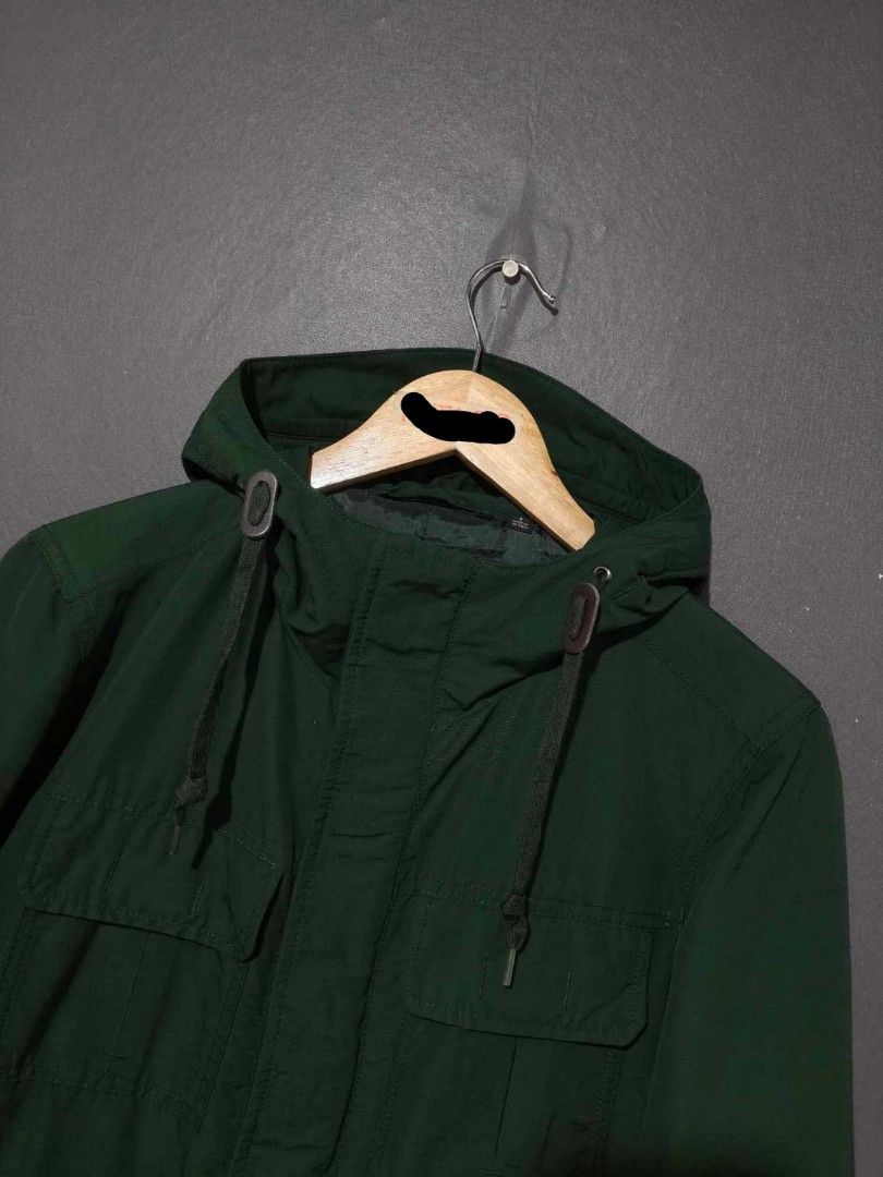 Uniqlo Mountain Parka (Category: Announcements) located in Manila. Submitted by keithcorrales26 (Listing ID 1469162305, Image 2). Description: Uniqlo Mountain Parka Size Small (DARK GREEN) WIDTH - 20 LENGTH - 25 Excellent Condition 💯🔥.