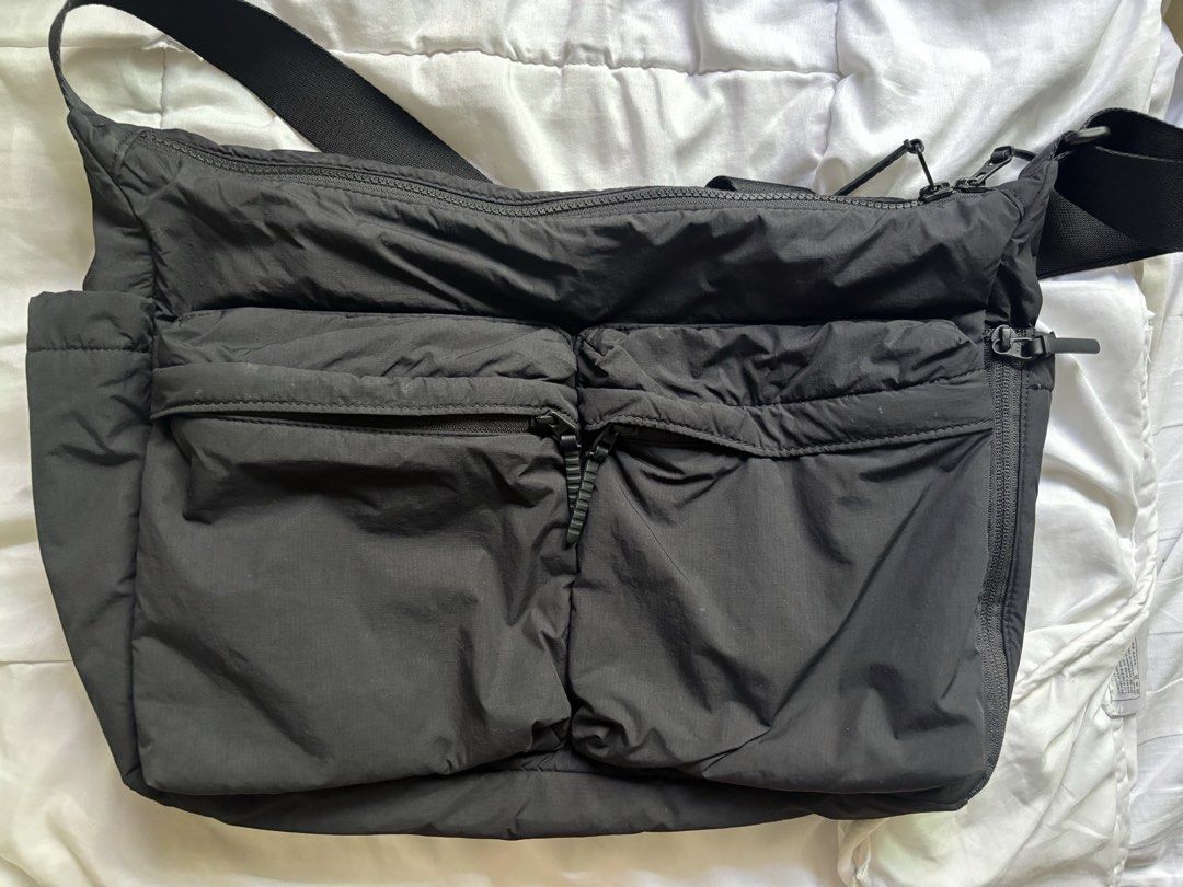 Uniqlo Multi Pocket Shoulder Bag Black (Category: Sling Bags) located in Marikina City. Submitted by uscelebratinglife (Listing ID 1469183853, Image 1). Description: .
