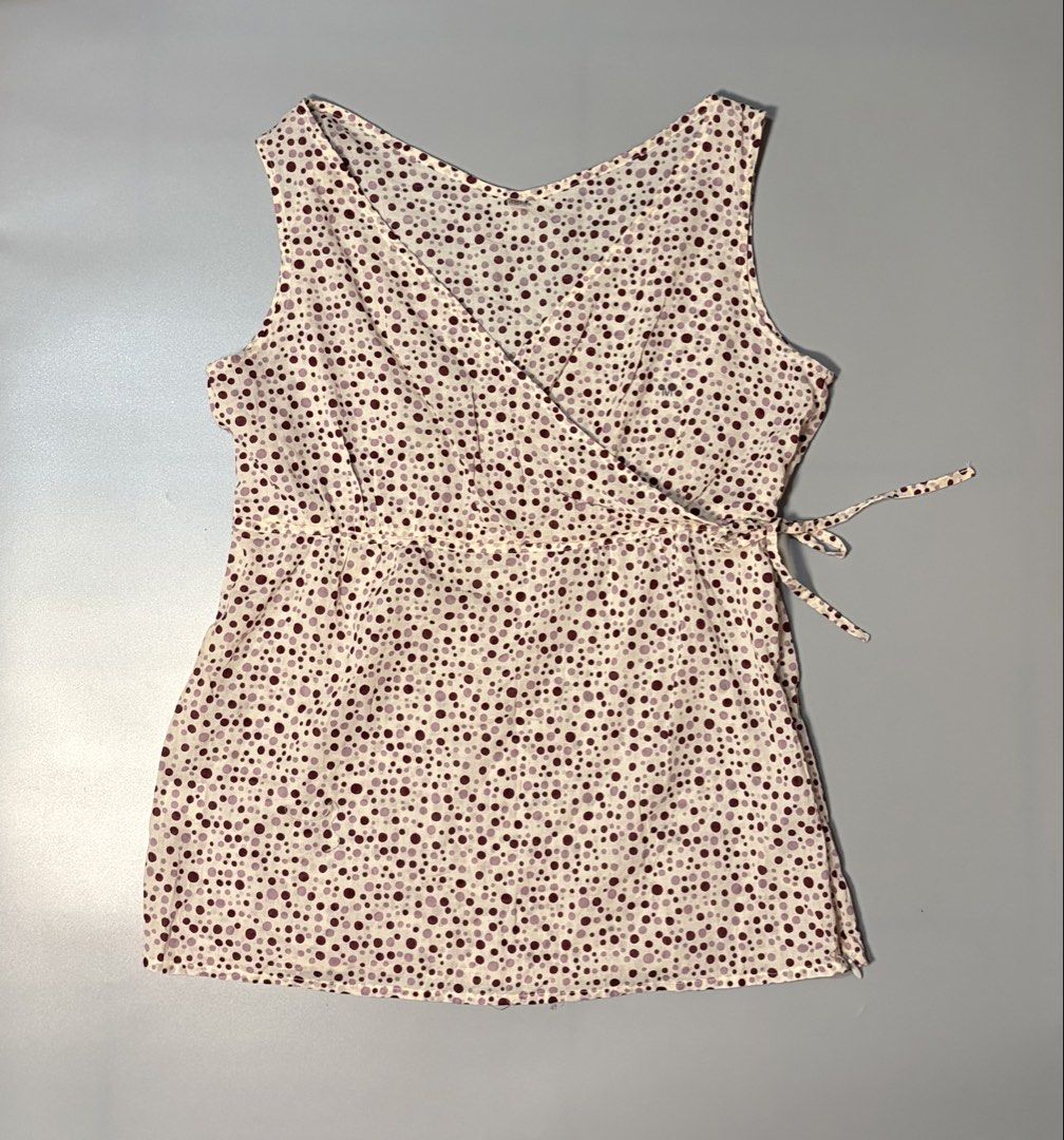UNIQLO polka-dot sleeveless wrap top (Category: Sleeveless) located in Quezon City. Submitted by archivesbya (Listing ID 1469236307, Image 1). Description: UNIQLO polka-dot sleeveless wrap top Size: M Width: 18 inch Length: 24 inch Issue: None.