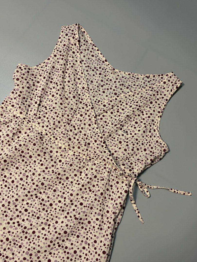 UNIQLO polka-dot sleeveless wrap top (Category: Sleeveless) located in Quezon City. Submitted by archivesbya (Listing ID 1469236307, Image 3). Description: UNIQLO polka-dot sleeveless wrap top Size: M Width: 18 inch Length: 24 inch Issue: None.