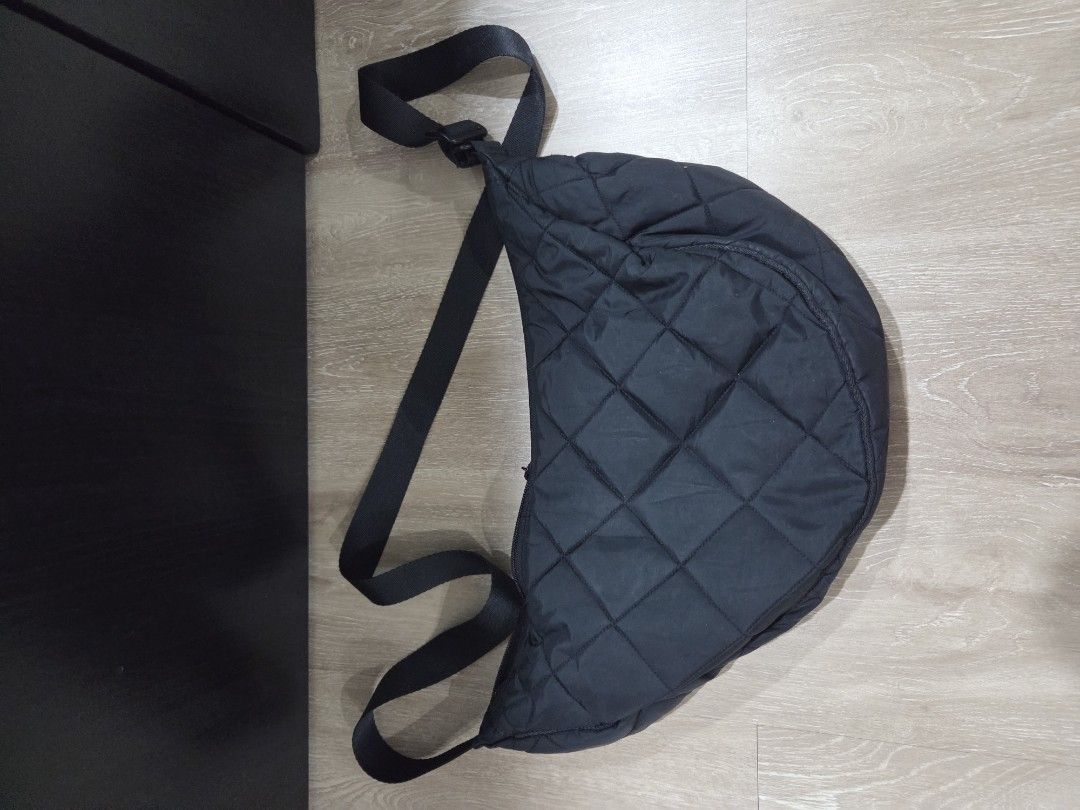 Uniqlo Quilted Dumpling Bag (Category: Cross-body Bags) located in Makati City. Submitted by sellerkun (Listing ID 1469285662, Image 1). Description: pick up location makati.