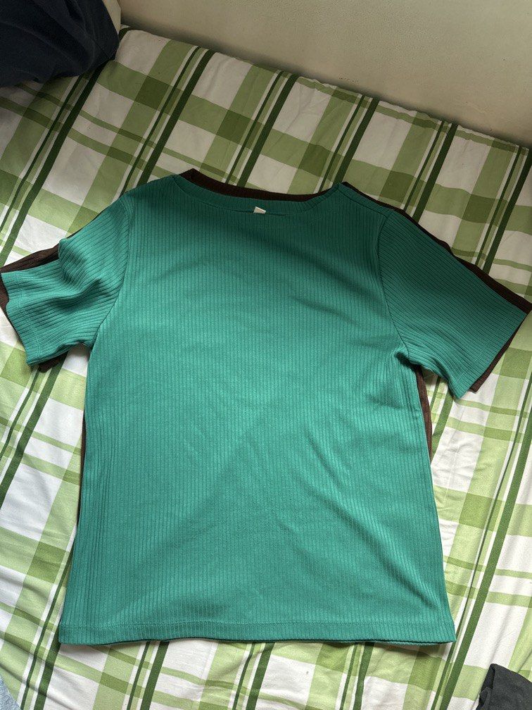 Uniqlo Ribbed tee (Category: Shirts) located in Pasig City. Submitted by kaelsy (Listing ID 1469197891, Image 2). Description: Take 2 for ₱400 Choco brown & Forest Green.