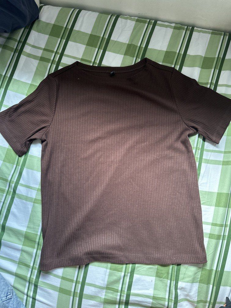 Uniqlo Ribbed tee (Category: Shirts) located in Pasig City. Submitted by kaelsy (Listing ID 1469197891, Image 1). Description: Take 2 for ₱400 Choco brown & Forest Green.