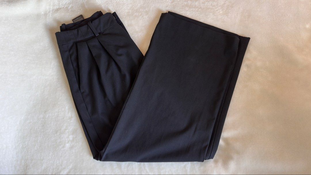 UNIQLO Smart Wide Straight Pants (Category: Trousers) located in Manila. Submitted by rgnkyle (Listing ID 1469205657, Image 2). Description: Smart Wide Straight Pants (Women’s section) Double Pleated Color: Black Size: M on tag (Waist: 65-71cm, Hip: 88-94cm) Bought: Php 1, 990; August 2026 .