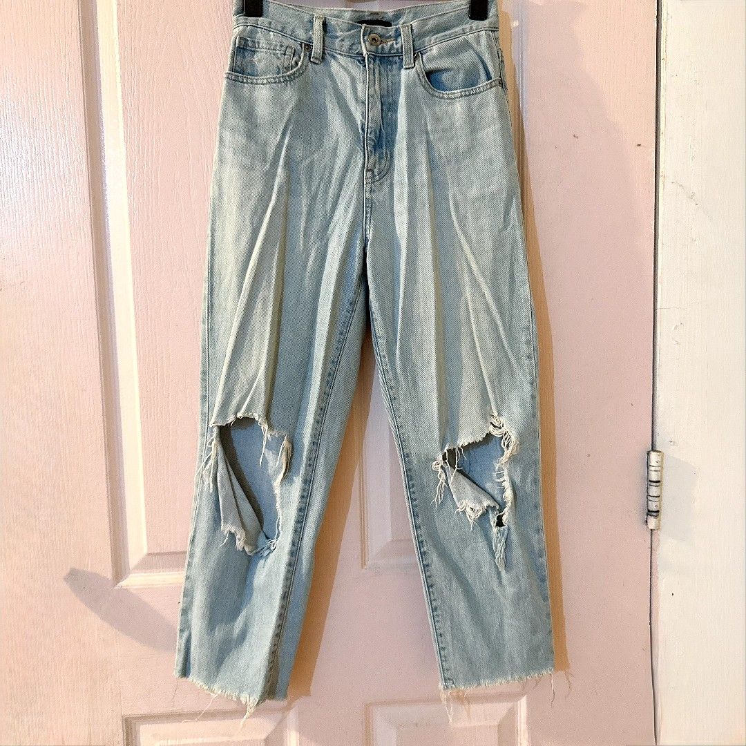 Uniqlo Tattered Jeans (Category: Jeans) located in Manila. Submitted by withlovesam (Listing ID 1469282888, Image 1). Description: waist 26-27.