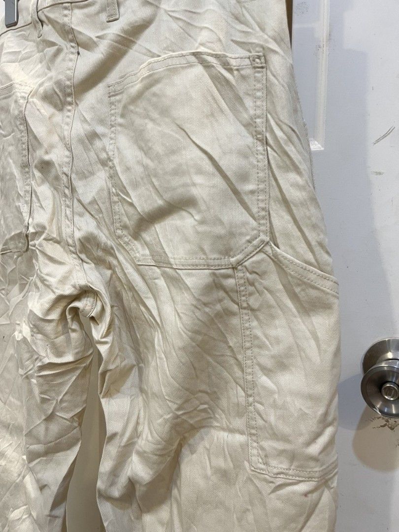 Uniqlo Carpenter Pants Off White Medium (Category: Trousers) located in Quezon City. Submitted by chicberry (Listing ID 1469178455, Image 3). Description: - Brand: Uniqlo - Item: Utility Pants / Cargo Pants - Color: Off White - Size: M (Fits waist 76-84cm) - Material: 98% Cotton, 2% Spandex (with comfortable stretch) - Fit: Straight leg cut - Features: Cargo pockets on both sides - Condition: Great for daily casual wear.